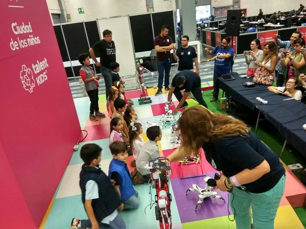 Área infantil con drones y robots