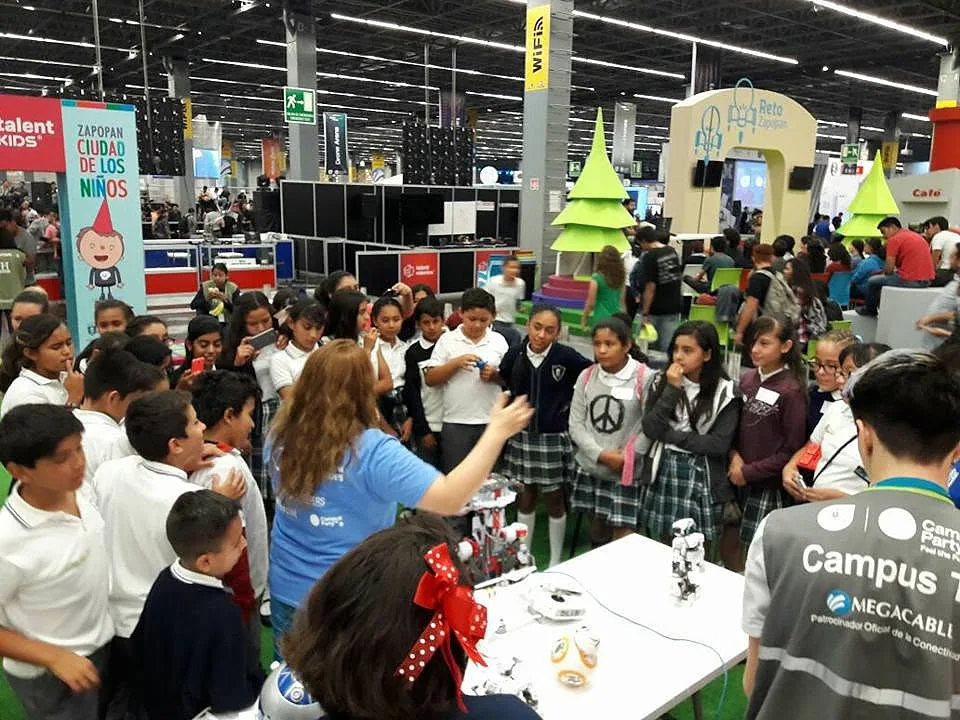 Niños conociendo de cerca a los robots sumo