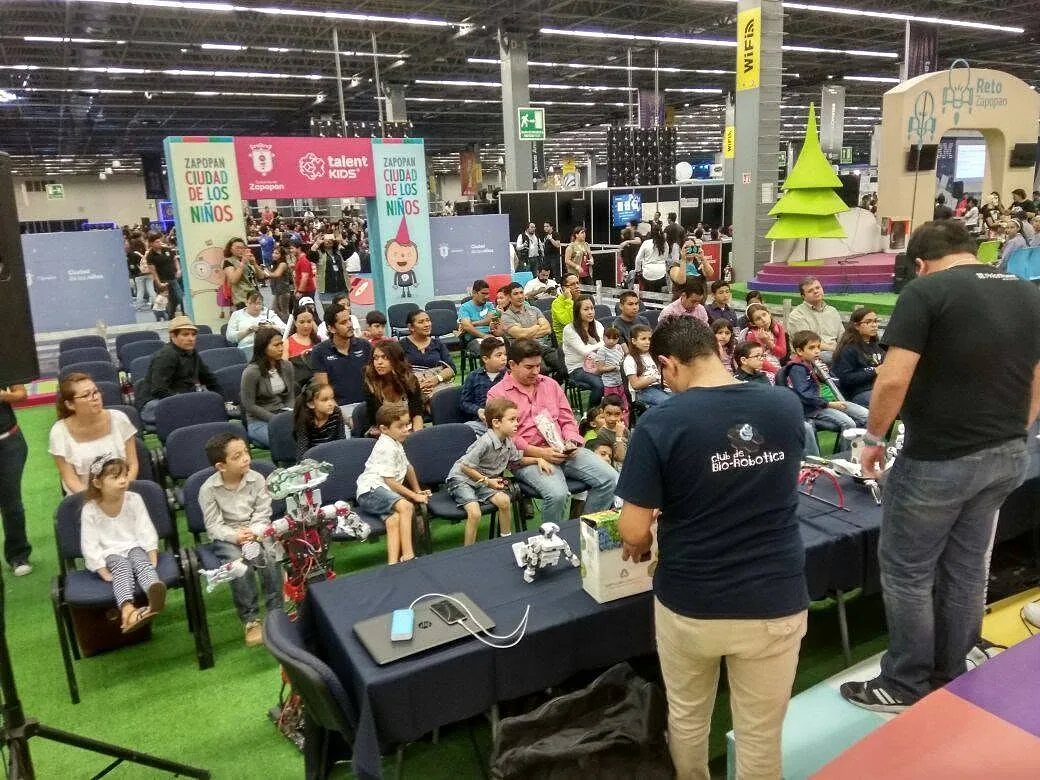 Público asistiendo a una demostración de robótica