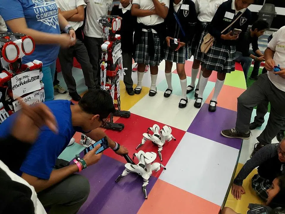 Asistente fotografiando de cerca a un robot araña
