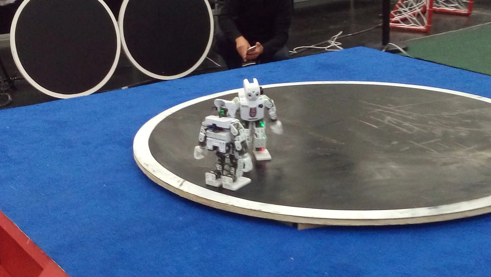Dos robots sumo midiéndose antes del combate