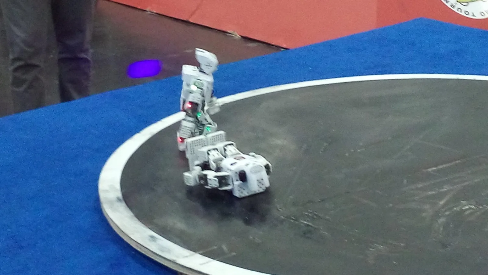 Robot sumo listo para competir en el cuadrilátero