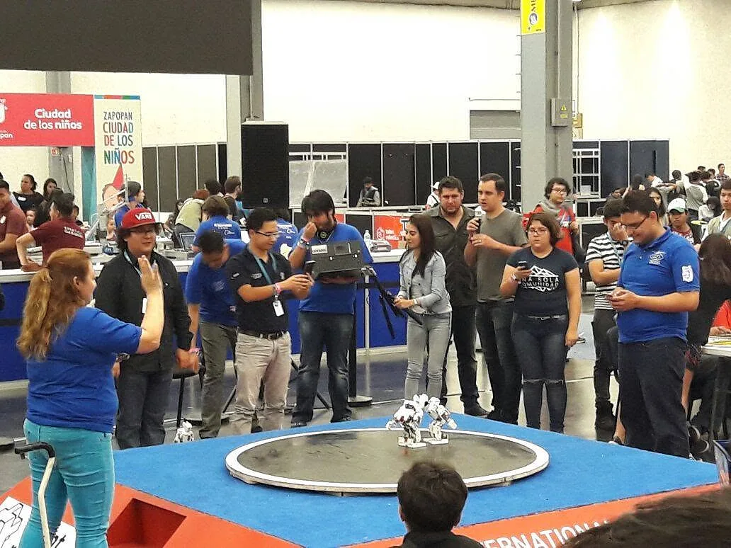 Preparando los robots en el Torneo Internacional de Sumo