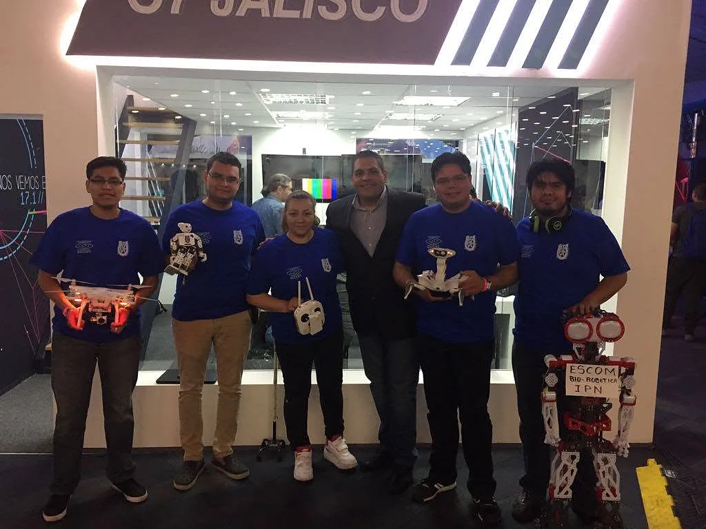 Equipo del club en una expo de robótica en Jalisco