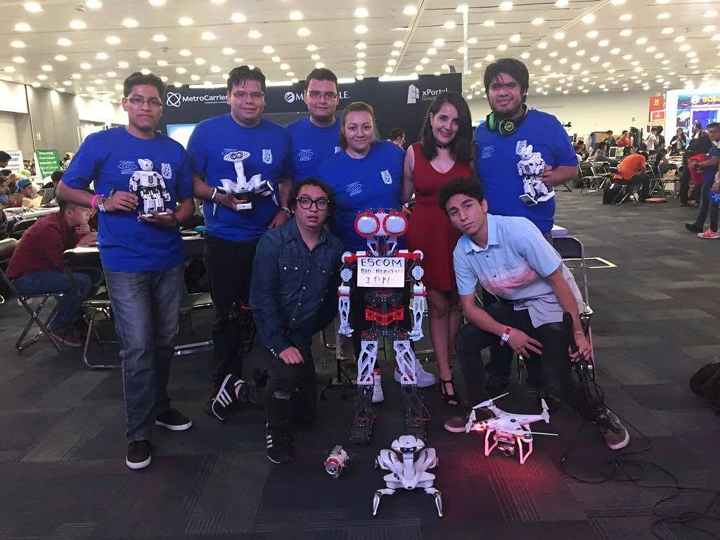 Integrantes del club con sus robots y drones